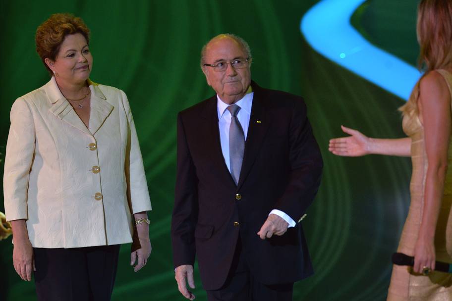 La Roussef e Blatter restano colpiti da tanta bellezza: smorfie impagabili... Afp